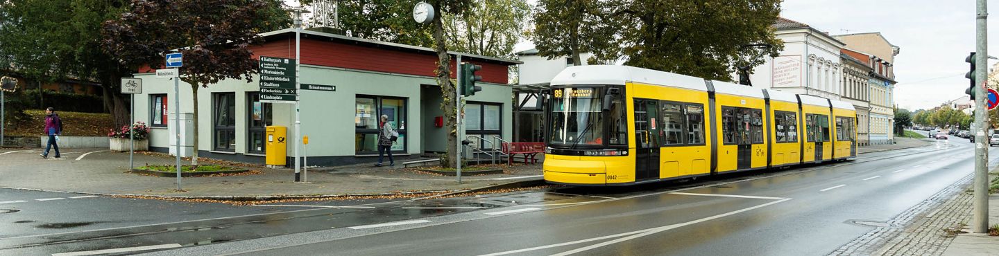 Strausberger Straßenbahn steht vor dem Kundenpavillon Lustgarten